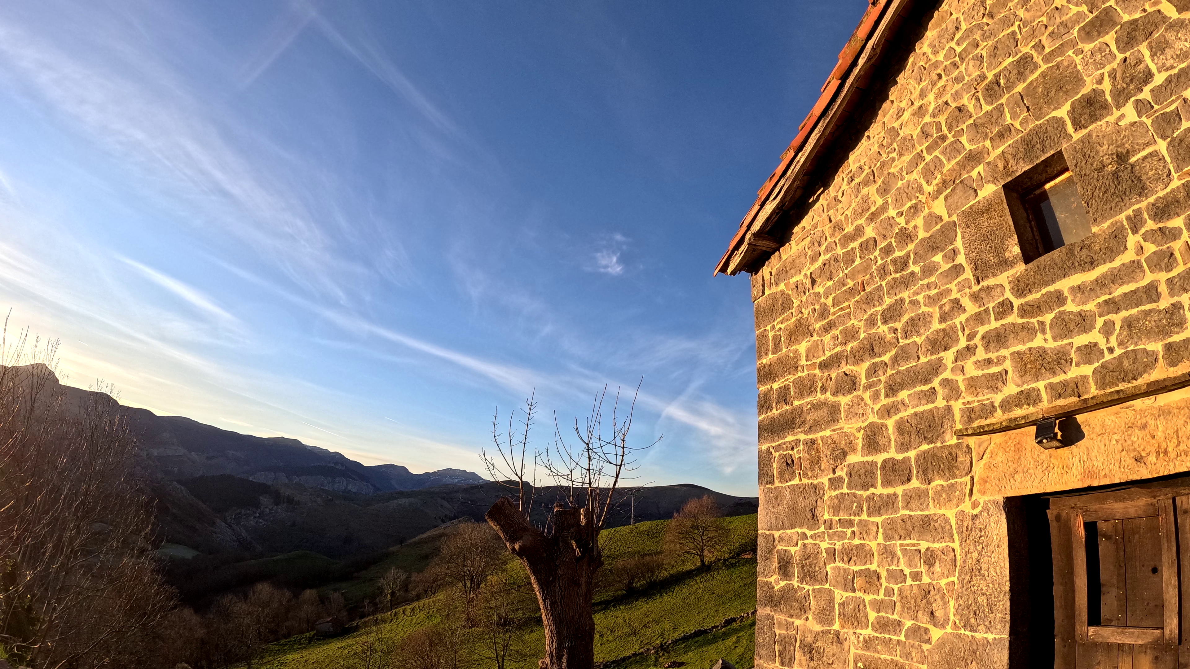 Cabaña pasiega centenaria en los Valles Pasiegos, Cantabria, al atardecer